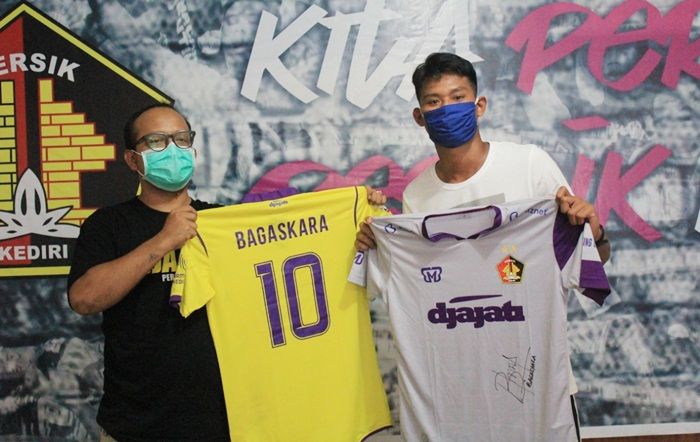 Peduli Wabah Covid-19, Penyerang Persik Kediri Donasikan Hasil Lelang Jersey Miliknya