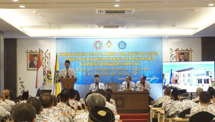 Menjawab Peluang dan Tantangan Perguruan Tinggi PGRI di Era Disrupsi dan Society 5.0 Menjawab Peluang dan Tantangan Perguruan Tinggi PGRI di Era Disrupsi dan Society 5.0