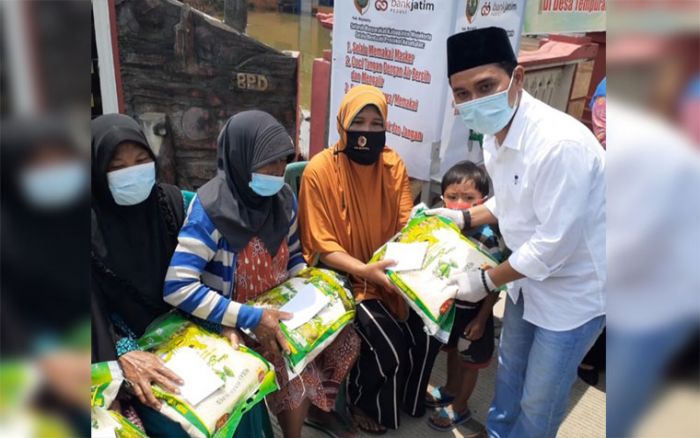 Gus Barra Berikan Bantuan Sembako dan Uang Kepada Warga Terdampak Banjir di Desa Tempuran