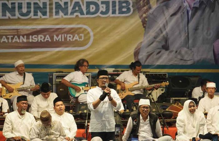 Di Mojokerto, Cak Nun Ceramah Pentingnya Sholawat