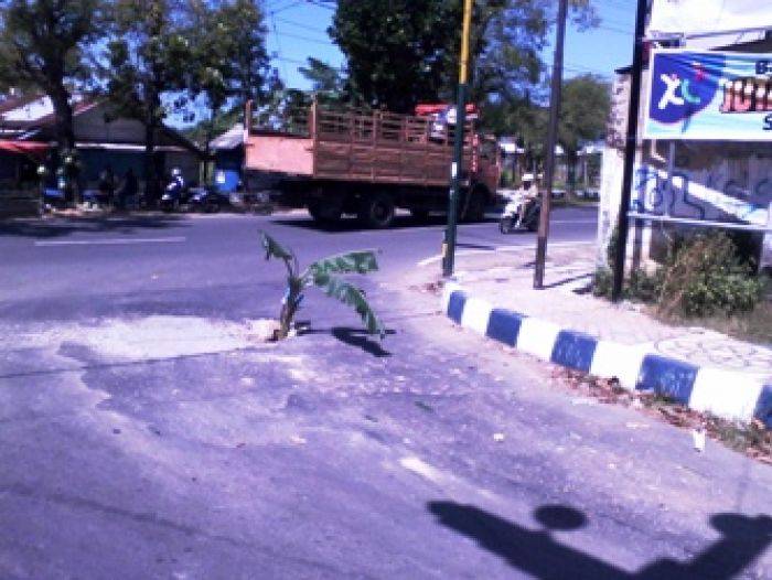 Lagi, Jalan Berlubang di Pusat Kota Lagi, Jalan Berlubang di Pusat Kota
