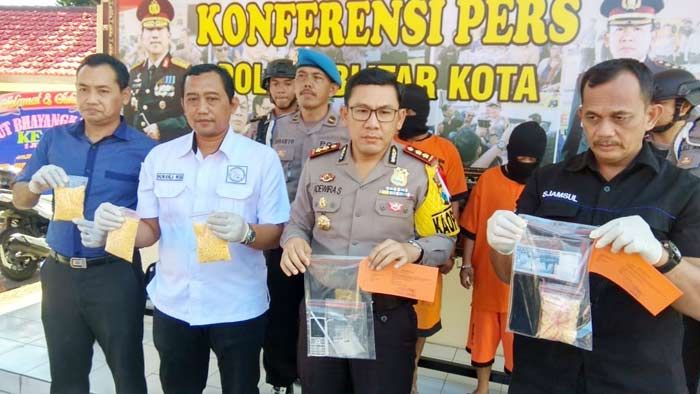 ​Gerebek Bandar Dextro, Polres Blitar Kota Amankan 27.315 Butir Pil