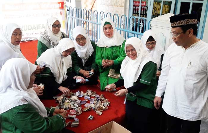 Ratusan Fatayat-Muslimat Manyar Disumpah Menangkan Caleg PKB Hudaifah Ratusan Fatayat-Muslimat Manyar Disumpah Menangkan Caleg PKB Hudaifah