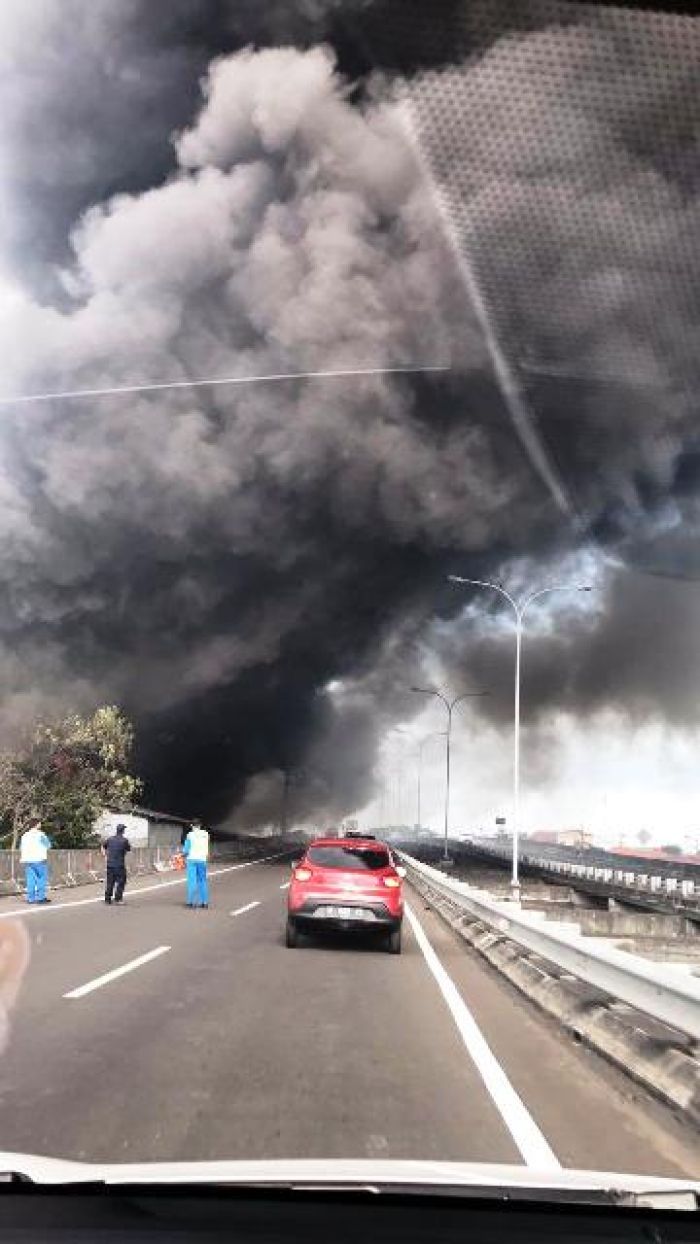 Gudang Elektronik Terbakar, Asap Tebal Ganggu Akses Tol Waru-Juanda Gudang Elektronik Terbakar, Asap Tebal Ganggu Akses Tol Waru-Juanda