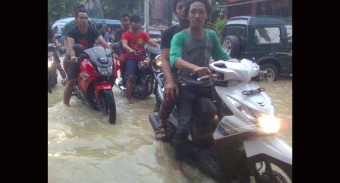 Curah Hujan masih Tinggi, Benjeng Antisipasi Banjir Susulan Luapan Kali Lamong Curah Hujan masih Tinggi, Benjeng Antisipasi Banjir Susulan Luapan Kali Lamong