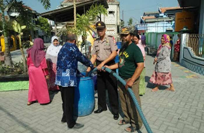 Polsek Duduksampeyan Bantu Air Bersih di Tiga Desa