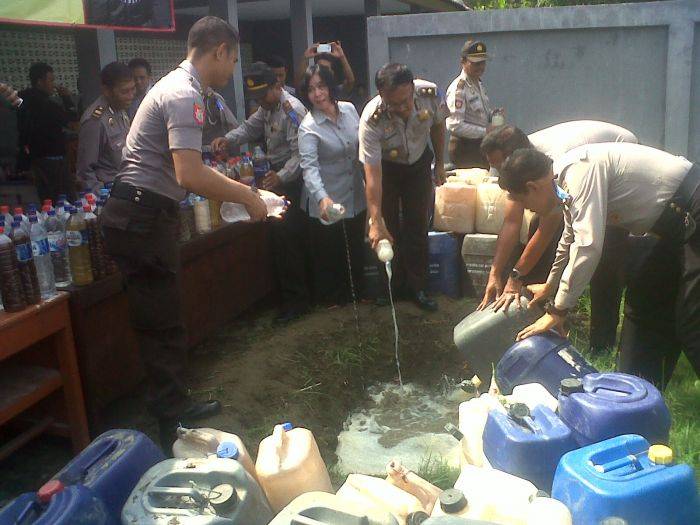 Polres Bojonegoro Musnahkan Ribuan Liter Miras Polres Bojonegoro Musnahkan Ribuan Liter Miras