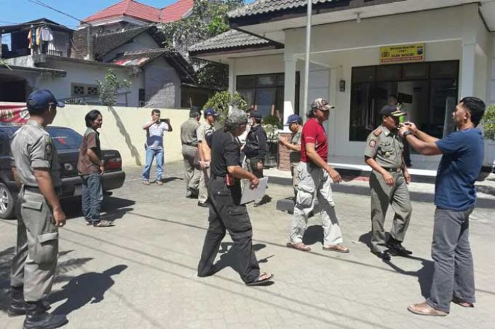 Upaya Gerakan Pematokan Tanah Milik Pemkab Gagal, Satpol PP Tangkap 2 Orang Provokator Upaya Gerakan Pematokan Tanah Milik Pemkab Gagal, Satpol PP Tangkap 2 Orang Provokator