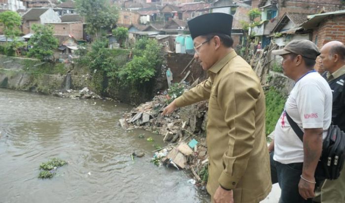Sutiaji Tinjau Rumah Longsor di Muharto, Minta Warga Tak Buang Sampah Sembarangan