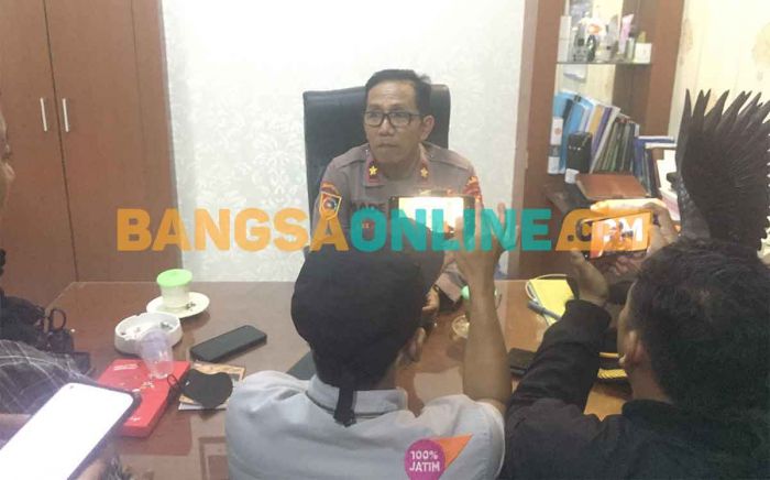 Tenggak Miras Oplosan, 3 Mahasiswa Narotama Tewas Tenggak Miras Oplosan, 3 Mahasiswa Narotama Tewas