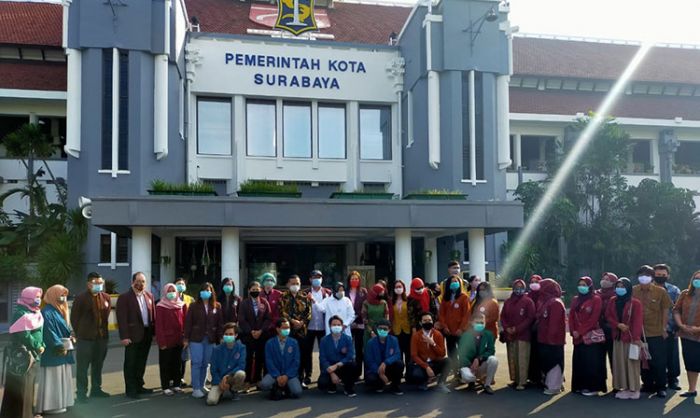 Peduli Pandemi, Puluhan Mahasiswa Kedokteran di Surabaya Jadi Relawan Covid-19