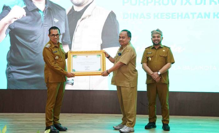 Wali Kota Batu Serahkan Piagam Apresiasi untuk Dukungan Tim Kesehatan di Porprov IX Jatim 2025 Wali Kota Batu Serahkan Piagam Apresiasi untuk Dukungan Tim Kesehatan di Porprov IX Jatim 2025