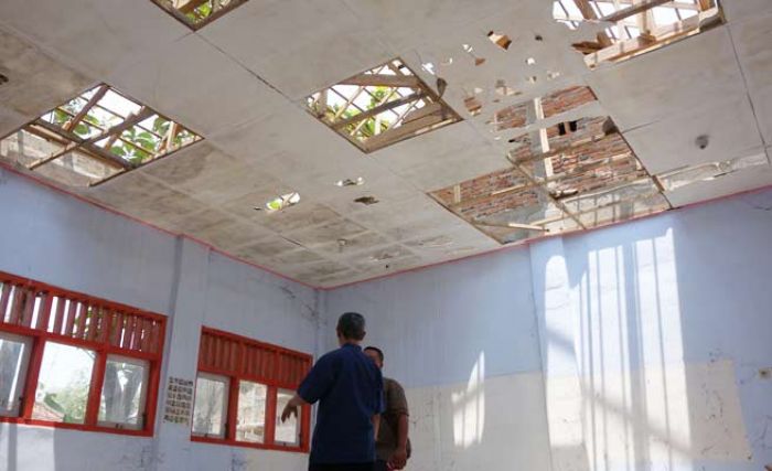 Atap SDN Mlaras Jombang Ambruk Atap SDN Mlaras Jombang Ambruk