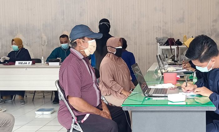 Vaksinasi Lansia Terus Berlanjut, Mantan Bupati Kediri Ikut Disuntik Vaksin AstraZeneca Vaksinasi Lansia Terus Berlanjut, Mantan Bupati Kediri Ikut Disuntik Vaksin AstraZeneca