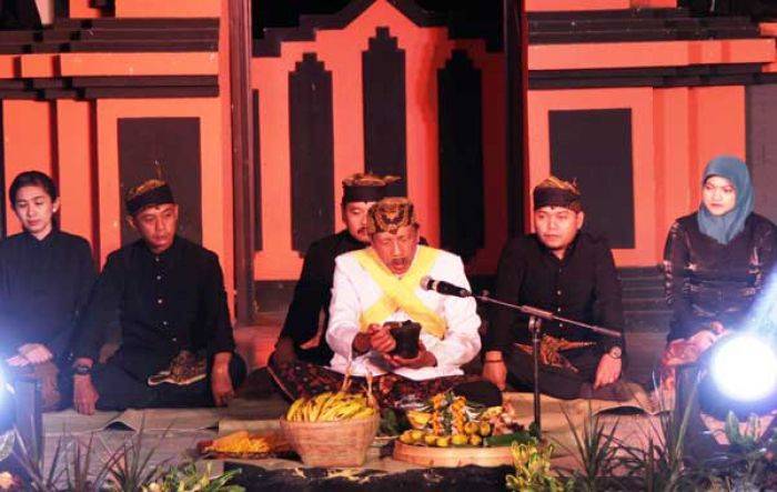 Perayaan Yadnya Kasada di Probolinggo Dihadiri Ribuan Pengunjung Perayaan Yadnya Kasada di Probolinggo Dihadiri Ribuan Pengunjung