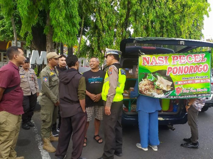 Pemkot Kediri Lakukan Penataan PKL di Jalan Brawijaya, Ini Opsi yang Ditawarkan untuk Pedagang Pemkot Kediri Lakukan Penataan PKL di Jalan Brawijaya, Ini Opsi yang Ditawarkan untuk Pedagang