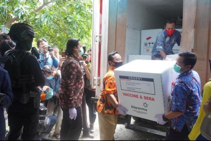 77.760 Vaksin Covid-19 Tiba di Jatim, Khofifah: Prioritas Tahap I untuk SDM Kesehatan 77.760 Vaksin Covid-19 Tiba di Jatim, Khofifah: Prioritas Tahap I untuk SDM Kesehatan