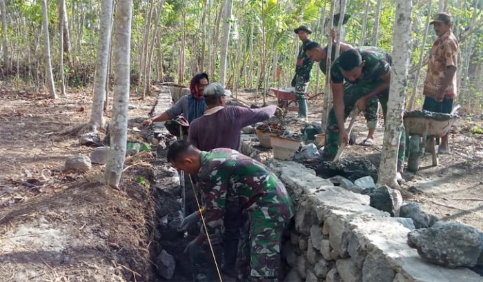 Tangan-tangan Terampil Satgas TMMD Kodim 0818 Garap Irigasi Desa Kedungsalam Tangan-tangan Terampil Satgas TMMD Kodim 0818 Garap Irigasi Desa Kedungsalam