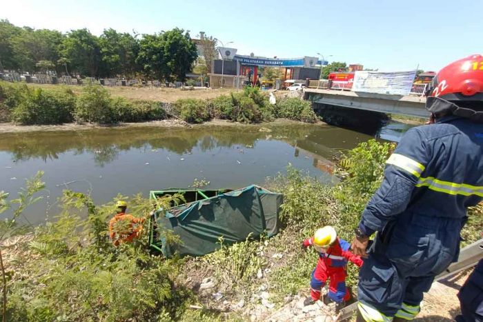Hindari Dump Truk, Odong-odong di Sidoarjo Tercebur di Sungai Hindari Dump Truk, Odong-odong di Sidoarjo Tercebur di Sungai