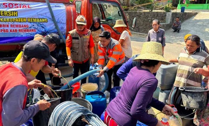 Kemarau Panjang, Semen Indonesia Salurkan 906 Ribu Liter Air Bersih