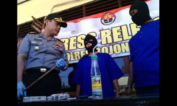 Polres Bojonegoro Bekuk Dua Pengguna Sabu-sabu Polres Bojonegoro Bekuk Dua Pengguna Sabu-sabu