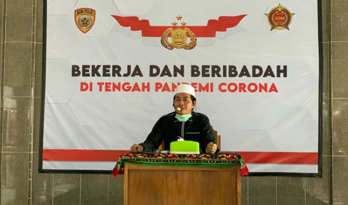 Ramadhan, Seluruh Anggota Polri Ikuti Ngaji Online Bersama KH Anwar Zahid Ramadhan, Seluruh Anggota Polri Ikuti Ngaji Online Bersama KH Anwar Zahid