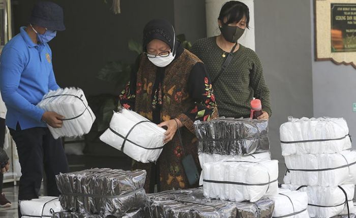 Wali Kota Risma Pimpin Pendistribusian APD ke 50 Rumah Sakit di Surabaya