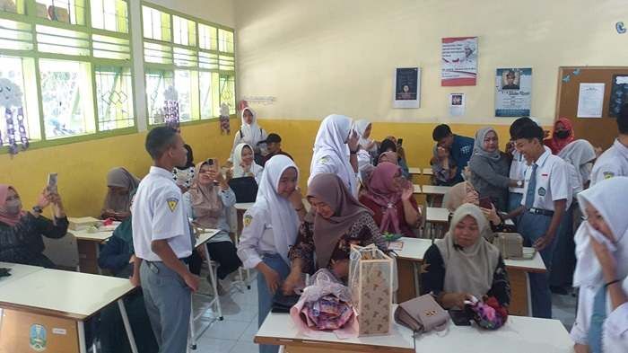 Pembagian Rapor SMAN 2 Batu Tepat pada Hari Ibu, Siswa dan Orang Tua pun Dibikin Haru Pembagian Rapor SMAN 2 Batu Tepat pada Hari Ibu, Siswa dan Orang Tua pun Dibikin Haru