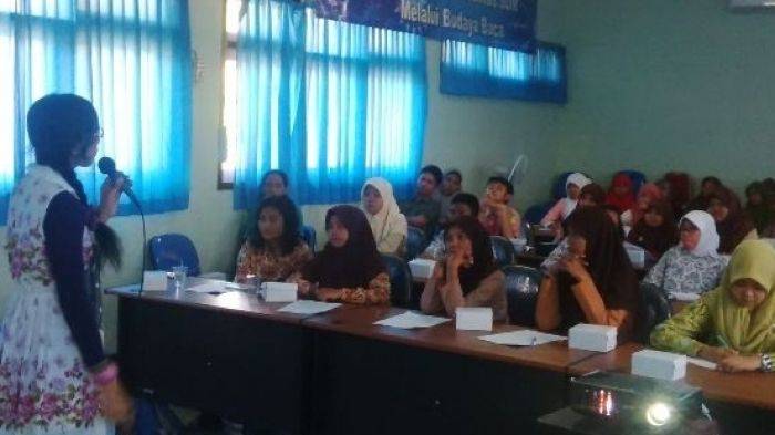 Novelis Kirana Kejora Semangati Pelajar Sidoarjo Bikin Cerpen