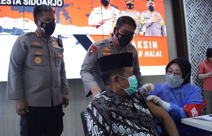 Wakapolda Jatim Tinjau Vaksinasi Booster untuk Lansia di Polresta Sidoarjo