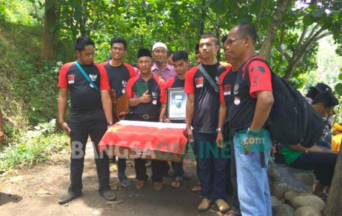 Gagal Pulangkan Jasad, Keluarga hanya Bawa Tanah Makam Tan Malaka ke Sumbar Gagal Pulangkan Jasad, Keluarga hanya Bawa Tanah Makam Tan Malaka ke Sumbar