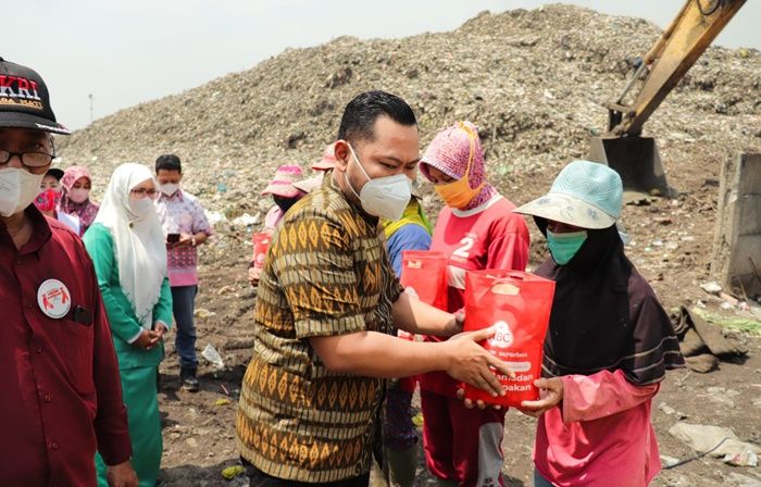 Datangi TPA Ngipik, Bupati Gresik Bagikan Paket Sembako kepada Ratusan Pemulung Datangi TPA Ngipik, Bupati Gresik Bagikan Paket Sembako kepada Ratusan Pemulung