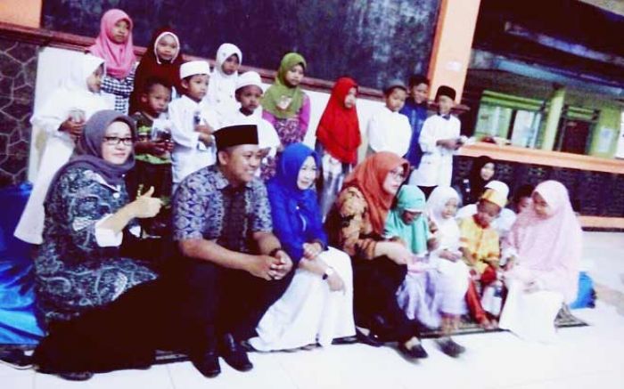 Kunjungi Desa Sukolilo, Jajuk Rendra Kresna Santuni Anak Yatim Kunjungi Desa Sukolilo, Jajuk Rendra Kresna Santuni Anak Yatim