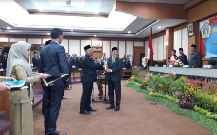 SK Pelantikan Qodir sebagai Ketua DPRD Gresik Tak Kunjung Turun SK Pelantikan Qodir sebagai Ketua DPRD Gresik Tak Kunjung Turun