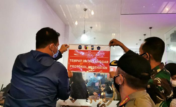 Langgar Prokes, Sejumlah Kafe di Kota Blitar Dipasang Stiker Peringatan Langgar Prokes, Sejumlah Kafe di Kota Blitar Dipasang Stiker Peringatan