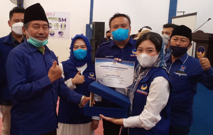 Rayakan HUT ke-10, Ketua DPD NasDem Gresik Beri Penghargaan 10 Tokoh Pejuang Restorasi Rayakan HUT ke-10, Ketua DPD NasDem Gresik Beri Penghargaan 10 Tokoh Pejuang Restorasi