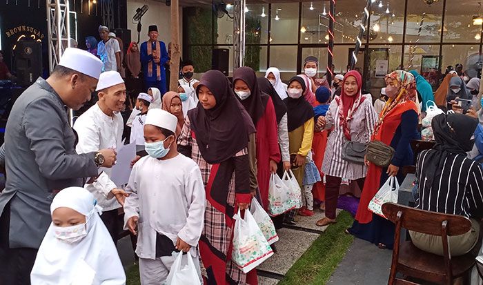 Jelang Lebaran, Pengusaha di Gresik ini Santuni Ratusan Anak Yatim Jelang Lebaran, Pengusaha di Gresik ini Santuni Ratusan Anak Yatim