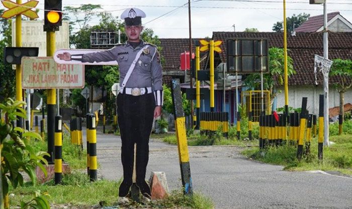 Waspada! Rambu Perlintasan Kereta Api di Blitar Banyak yang Rusak Waspada! Rambu Perlintasan Kereta Api di Blitar Banyak yang Rusak