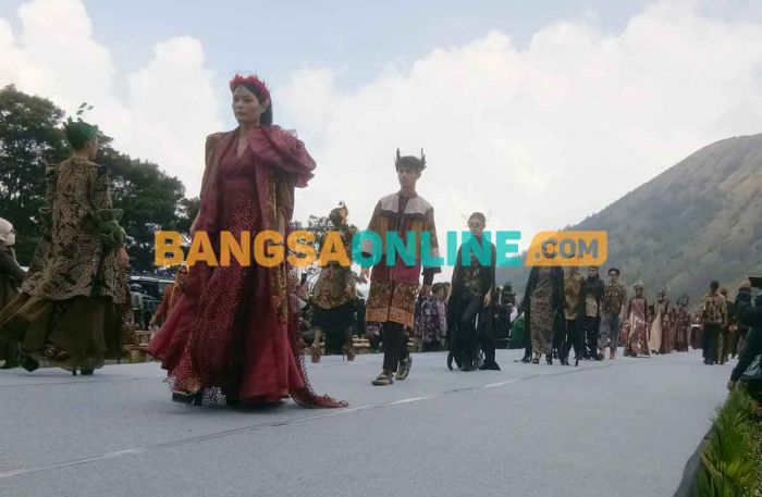 Lewat EJFH 2022, Gubernur Khofifah Kenalkan Beragam Wastra Batik dan Tenun Khas Jawa Timur Lewat EJFH 2022, Gubernur Khofifah Kenalkan Beragam Wastra Batik dan Tenun Khas Jawa Timur