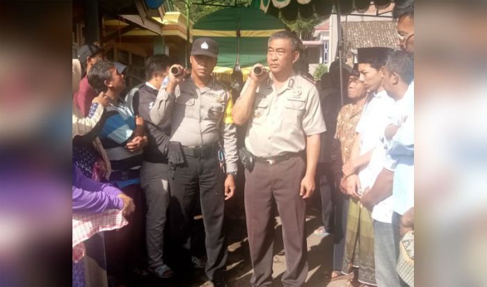 Dekatkan Diri ke Warga, Kapolsek Junrejo Ikut Antar Jenazah Tokoh Masyarakat Dekatkan Diri ke Warga, Kapolsek Junrejo Ikut Antar Jenazah Tokoh Masyarakat