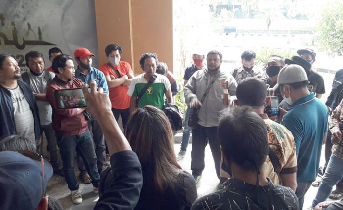 Ngeluruk Dewan Minta Diberi Izin Beraktivitas, Pekerja Seni Kota Batu Ancam Ngamen Ramai-ramai Ngeluruk Dewan Minta Diberi Izin Beraktivitas, Pekerja Seni Kota Batu Ancam Ngamen Ramai-ramai