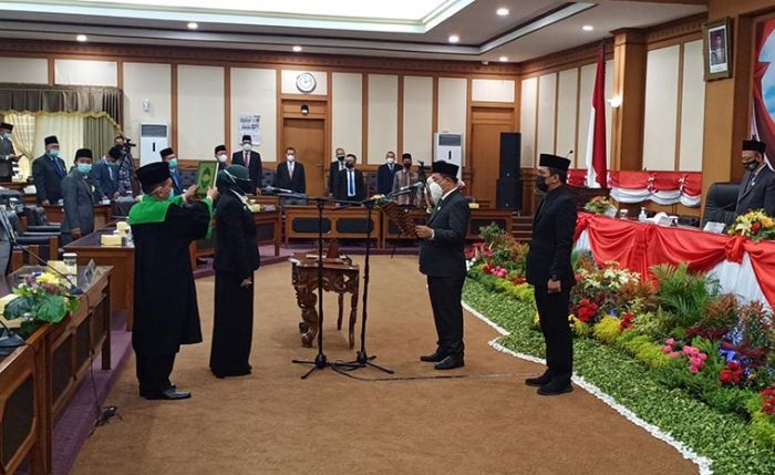 Hj. Hudaifah Resmi Dilantik Jadi Anggota DPRD Gresik