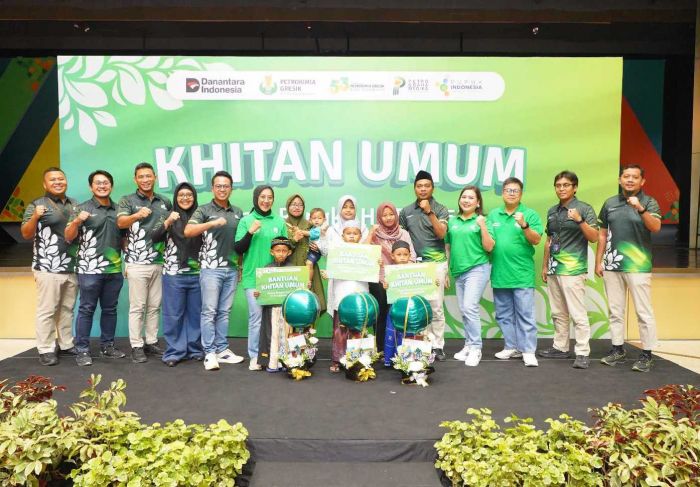 Libur Sekolah, Ratusan Anak Ikuti Khitanan Gratis yang Digelar Petrokimia Gresik Libur Sekolah, Ratusan Anak Ikuti Khitanan Gratis yang Digelar Petrokimia Gresik