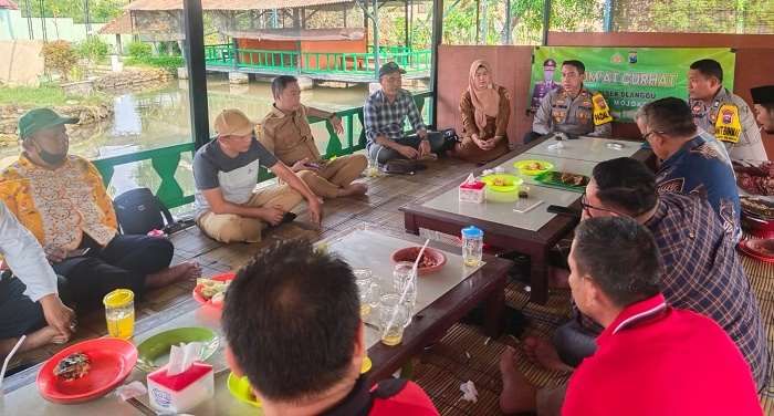 Kapolsek Dlanggu Kumpulkan Kades, Ajak Sinergi Bahas Keamanan Desa Kapolsek Dlanggu Kumpulkan Kades, Ajak Sinergi Bahas Keamanan Desa
