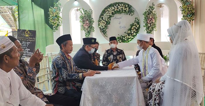 Ratusan Pasang Catin di Tuban Melangsungkan Pernikahan saat Malam Songo Ratusan Pasang Catin di Tuban Melangsungkan Pernikahan saat Malam Songo