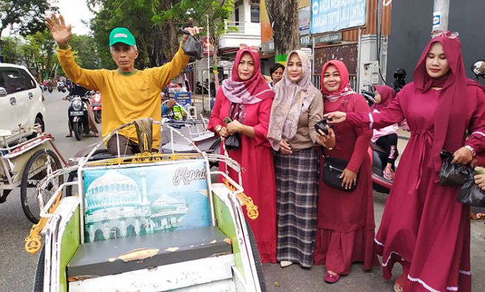 Komunitas Pengajian Sanggar Kebugaran Anita Pamekasan Bagi-Bagi Takjil Gratis