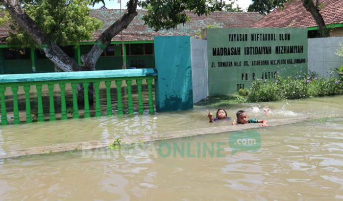 Sekolahan di Ploso Jombang Terendam Banjir, Siswa Dipulangkan Lebih Awal Sekolahan di Ploso Jombang Terendam Banjir, Siswa Dipulangkan Lebih Awal