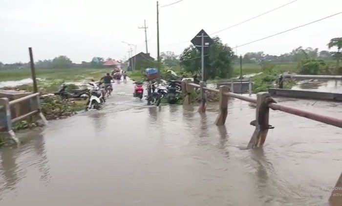 Diguyur Hujan Sabtu Sore, 3 Desa di Pasuruan Terendam Banjir Setinggi 1 Meter Diguyur Hujan Sabtu Sore, 3 Desa di Pasuruan Terendam Banjir Setinggi 1 Meter