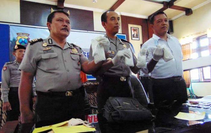 Warga Kalipang Blitar Geger Penemuan Ribuan Pil Koplo di dalam Masjid