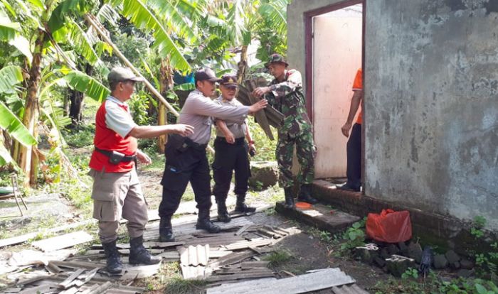 Hujan Lebat dan Angin Kencang Rusak Rumah Warga, Forkopimka Krembung Turun Bantu Warga